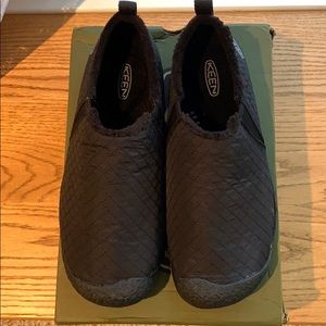 KEEN Women’s Howser III Black Quilted Mocs.